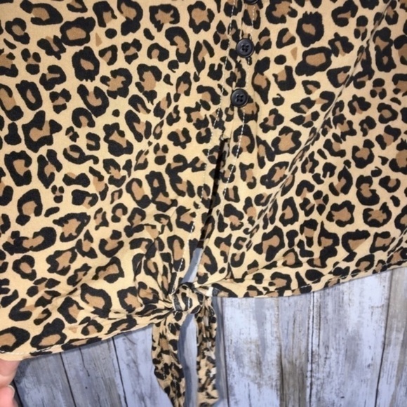 Beach Lunch Lounge Leopard Button Down Tie - Picture 2 of 6